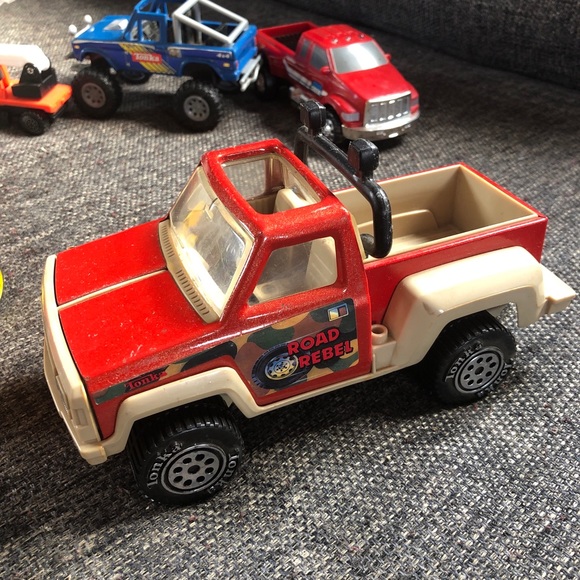 Tonka toy trucks and construction diecast toys in good condition lot of 8 - Picture 5 of 8